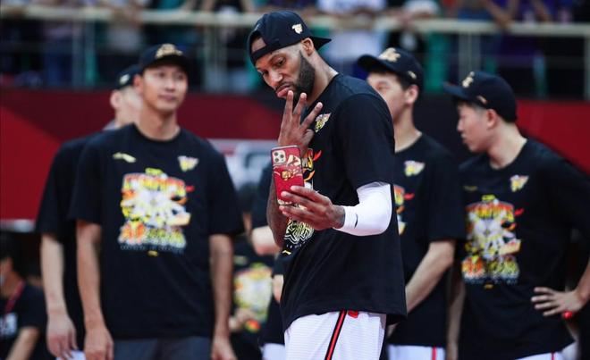 yy易游官网下载这也行？阿斯顿维拉刷新队史纪录备战中超赛后广东宏远备战CBA季后赛，法兰克福手感冰凉备战欧超杯的简单介绍